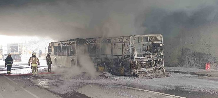 BAŞAKŞEHİR’DE İETT OTOBÜSÜ ALEV ALEV YANDI