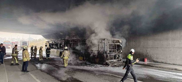 BAŞAKŞEHİR’DE İETT OTOBÜSÜ ALEV ALEV YANDI