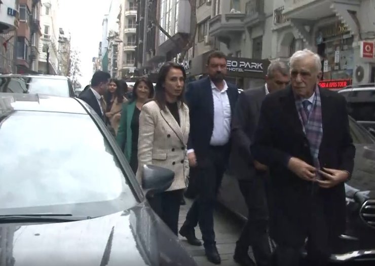 DEM PARTİLİ İMRALI HEYETİ BASIN AÇIKLAMASI YAPACAKLARI TAKSİM’DEKİ OTELE GELDİ