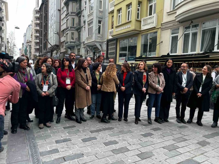 DEM PARTİLİ İMRALI HEYETİ BASIN AÇIKLAMASI YAPACAKLARI TAKSİM’DEKİ OTELE GELDİ