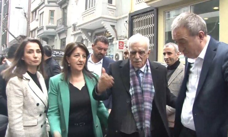 DEM PARTİLİ İMRALI HEYETİ BASIN AÇIKLAMASI YAPACAKLARI TAKSİM’DEKİ OTELE GELDİ