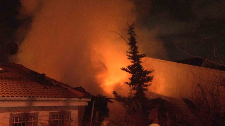 BEŞİKTAŞ’TA 3 KATLI 2 AHŞAP BİNA ALEV ALEV YANDI