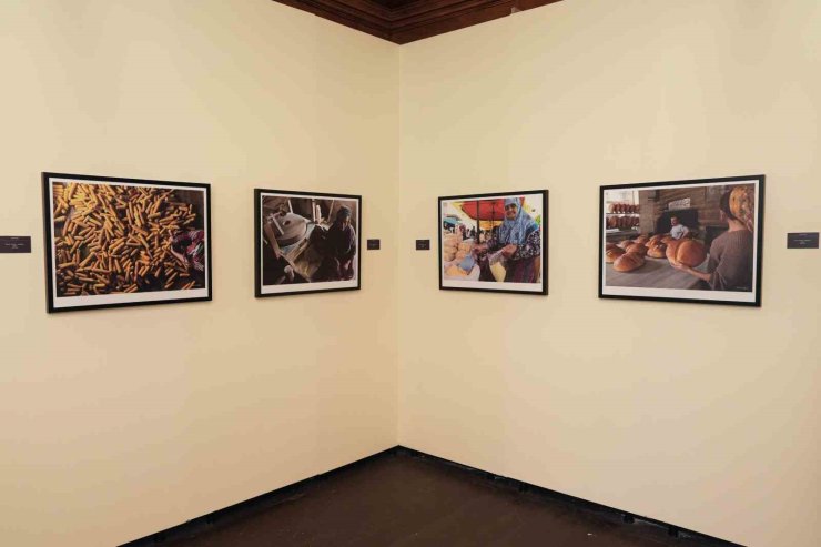 "BU TOPRAKLARDA KADIN OLMAK" SERGİSİ SANATSEVERLERLE BULUŞTU