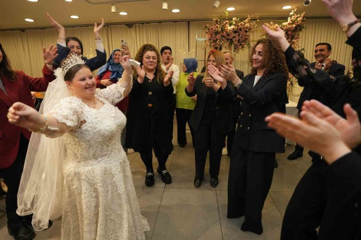 BEYOĞLU’NDA DOWN SENDROMLU YELİZ’İN DÜĞÜN HAYALİ GERÇEK OLDU