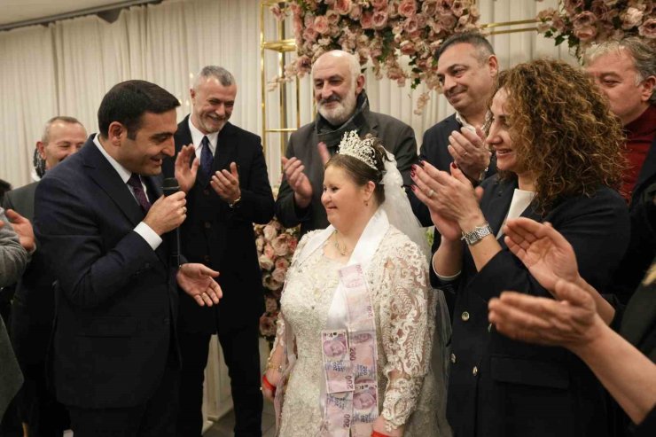 BEYOĞLU’NDA DOWN SENDROMLU YELİZ’İN DÜĞÜN HAYALİ GERÇEK OLDU