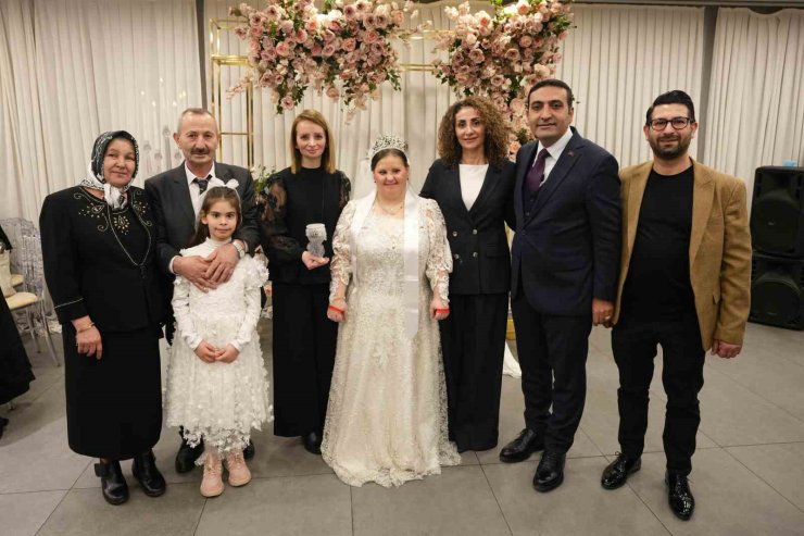 BEYOĞLU’NDA DOWN SENDROMLU YELİZ’İN DÜĞÜN HAYALİ GERÇEK OLDU