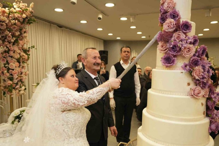 BEYOĞLU’NDA DOWN SENDROMLU YELİZ’İN DÜĞÜN HAYALİ GERÇEK OLDU