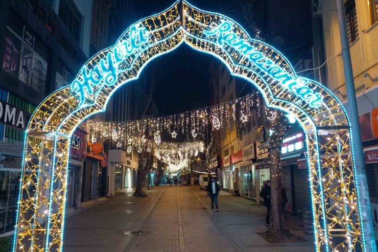 RAMAZAN AYI İÇİN PENDİK’TE IŞIKLANDIRILAN CADDELER DRON İLE GÖRÜNTÜLENDİ