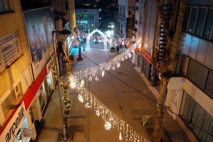 RAMAZAN AYI İÇİN PENDİK’TE IŞIKLANDIRILAN CADDELER DRON İLE GÖRÜNTÜLENDİ