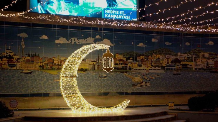 RAMAZAN AYI İÇİN PENDİK’TE IŞIKLANDIRILAN CADDELER DRON İLE GÖRÜNTÜLENDİ