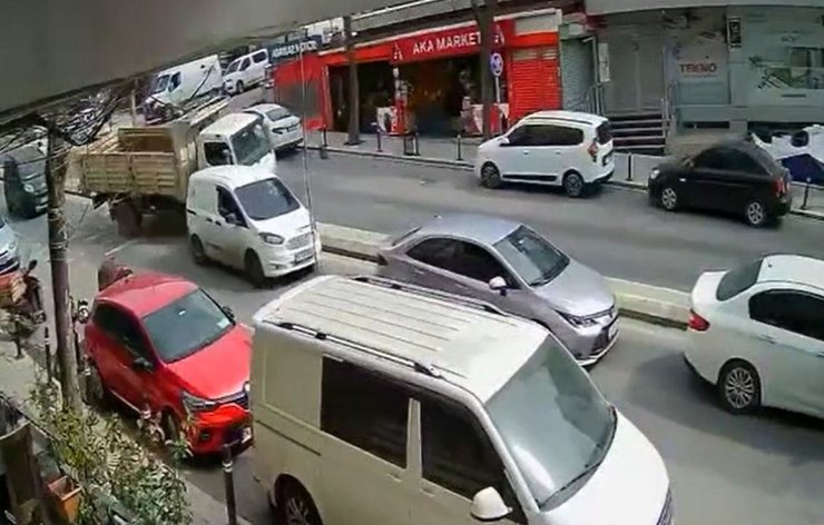 AVCILAR’DA KAMYONETİN 4 ARACA ÇARPTIĞI KAZA GÜVENLİK KAMERASINDA