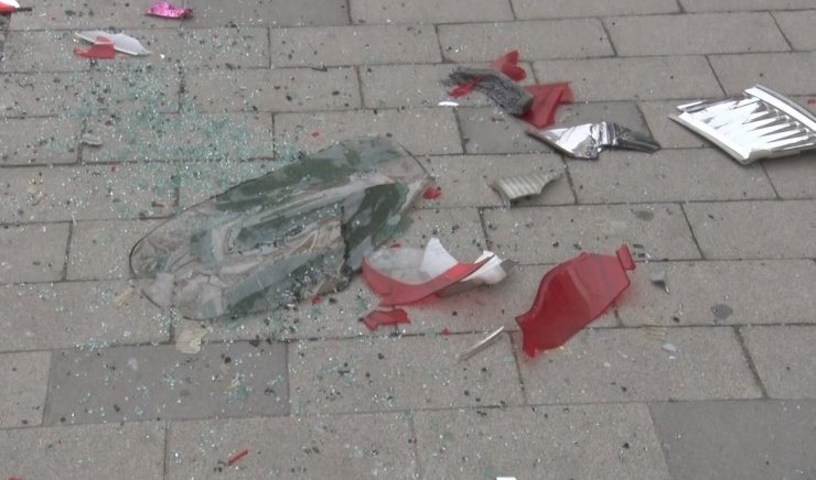 AVCILAR’DA KAMYONETİN 4 ARACA ÇARPTIĞI KAZA GÜVENLİK KAMERASINDA