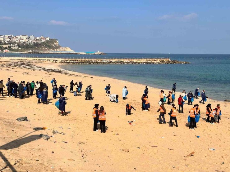 KARABURUN SAHİLİNE ‘MAVİ GELECEK’ PROJESİ DOKUNDU, 107 KİLOGRAM ATIK TOPLANDI