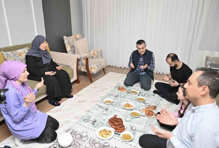 ESENYURT BELEDİYE BAŞKAN VEKİLİ İLK İFTARINI ŞEHİT AİLESİNİN EVİNDE YAPTI