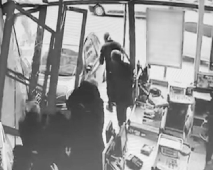 KÜÇÜKÇEKMECE’DE ARAÇ MARKETE DALDI