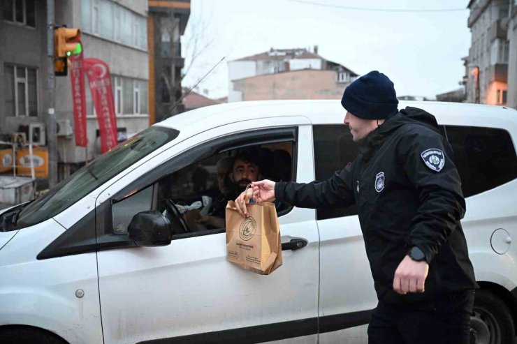 GAZİOSMANPAŞA BELEDİYESİ’NDEN HER GÜN 3 BİN KİŞİYE İFTAR YEMEĞİ