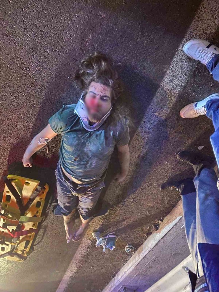 D-100 KARAYOLU’NDA BARİYERE GİREN ARAÇ ALEV ALDI: 1 AĞIR YARALI