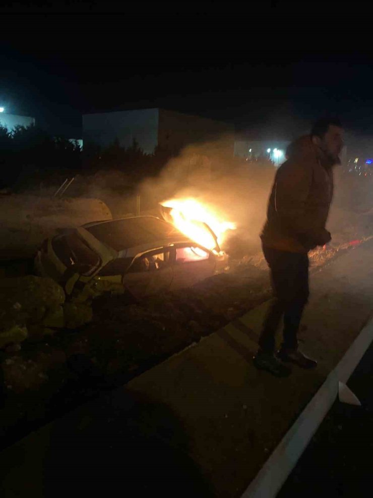 D-100 KARAYOLU’NDA BARİYERE GİREN ARAÇ ALEV ALDI: 1 AĞIR YARALI