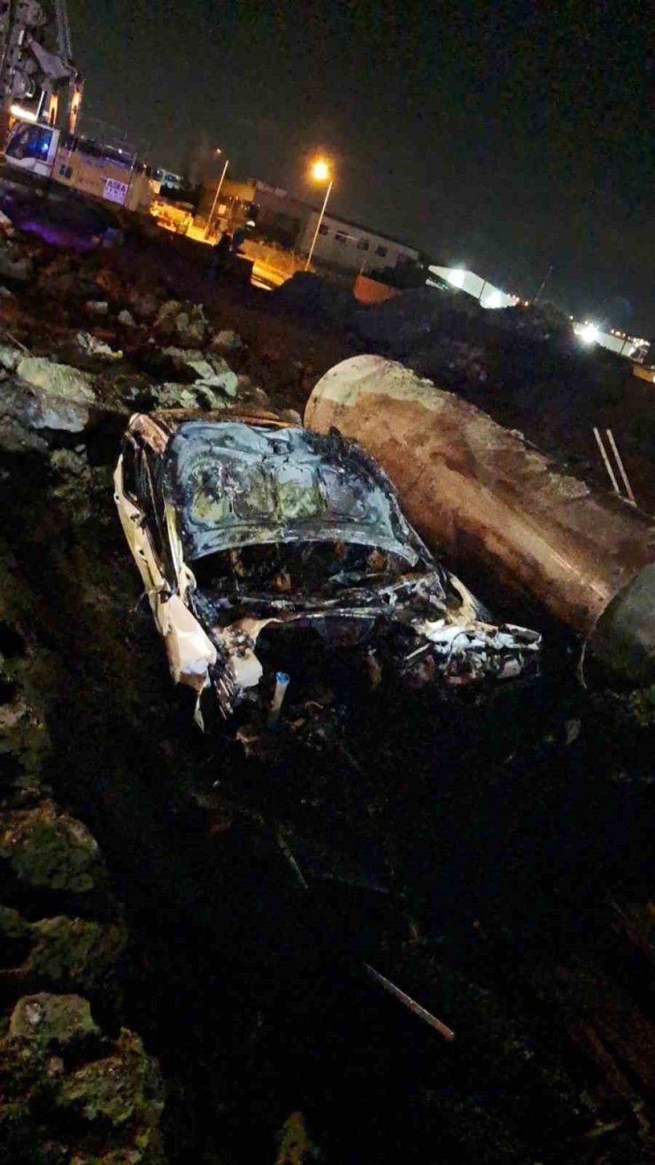 D-100 KARAYOLU’NDA BARİYERE GİREN ARAÇ ALEV ALDI: 1 AĞIR YARALI