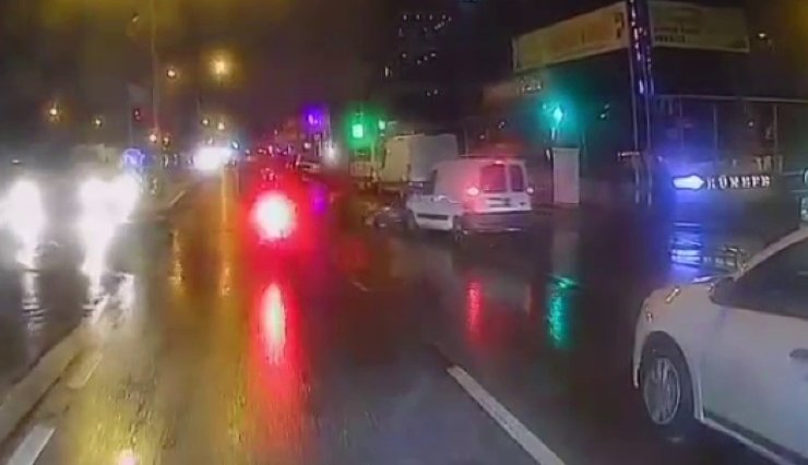 ATAŞEHİR’DE ARACIN 2 YAYAYA ÇARPTIĞI AN KAMERADA