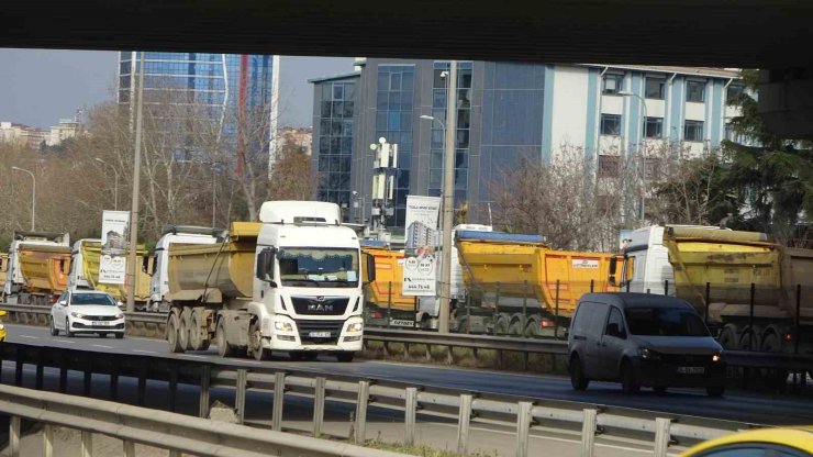 HAFRİYAT KAMYON SÜRÜCÜLERİ DÖKÜM SAHALARININ DEĞİŞTİRMESİNE TEPKİ GÖSTEREREK EYLEM YAPTI