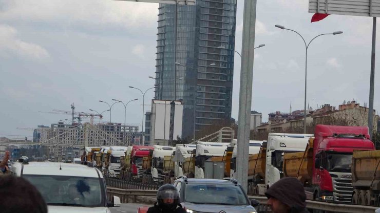 HAFRİYAT KAMYON SÜRÜCÜLERİ DÖKÜM SAHALARININ DEĞİŞTİRMESİNE TEPKİ GÖSTEREREK EYLEM YAPTI