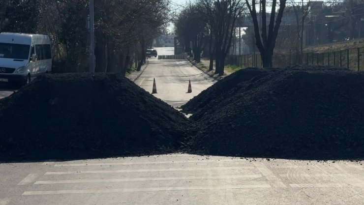 BAKIRKÖY’DE BİR HAFTA ÖNCE ÇÖKEN VE YAPILMAYAN YOL VATANDAŞI İSYAN ETTİRDİ