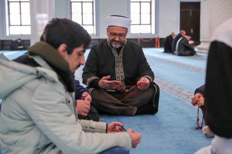 ENGELLİ ÖĞRENCİLER RAMAZAN’A ÖZEL YAPTIKLARI TESBİHLERİ VATANDAŞLARA HEDİYE ETTİ