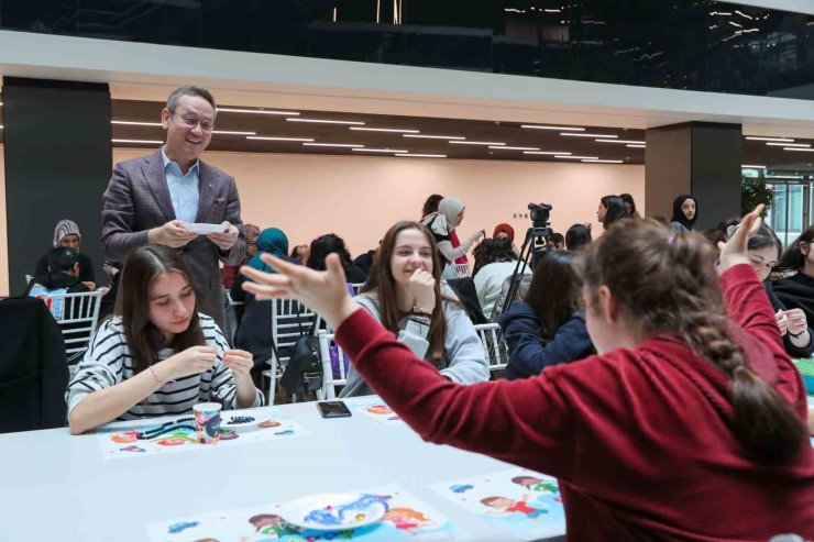 ENGELLİ ÖĞRENCİLER RAMAZAN’A ÖZEL YAPTIKLARI TESBİHLERİ VATANDAŞLARA HEDİYE ETTİ