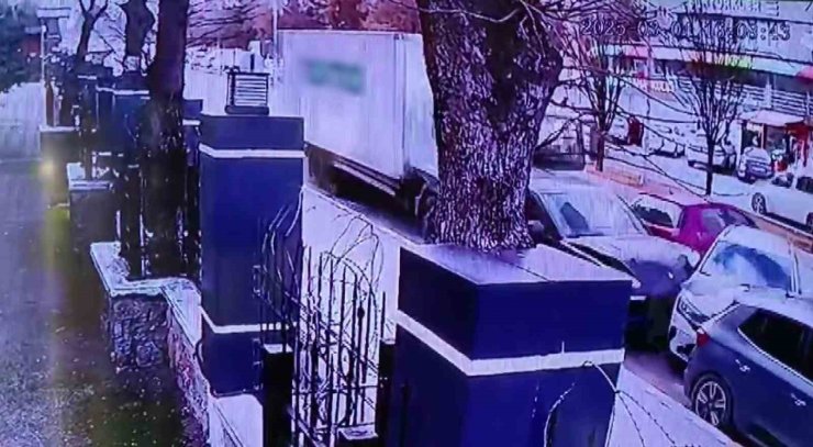 PENDİK’TE BİR ANDA HAREKET EDEN KAMYON PARK HALİNDEKİ ARAÇLARI BİÇTİ