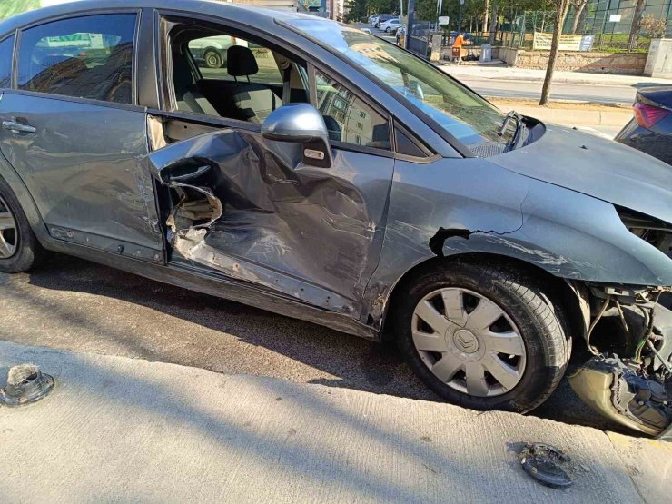 PENDİK’TE BİR ANDA HAREKET EDEN KAMYON PARK HALİNDEKİ ARAÇLARI BİÇTİ