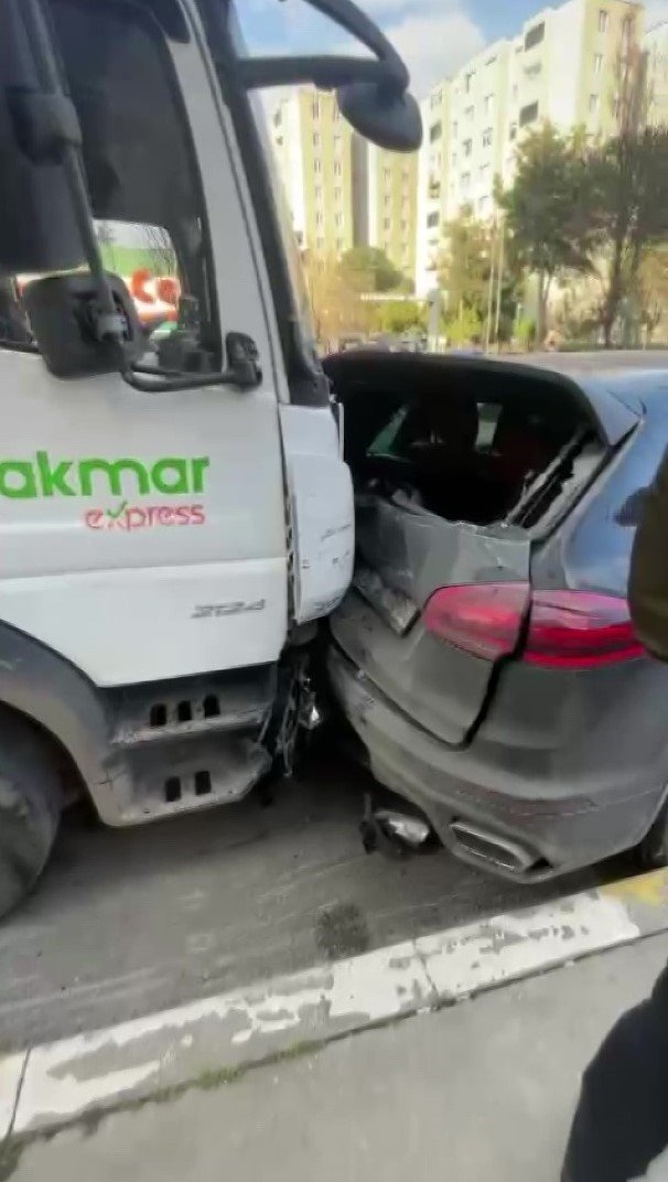 PENDİK’TE BİR ANDA HAREKET EDEN KAMYON PARK HALİNDEKİ ARAÇLARI BİÇTİ