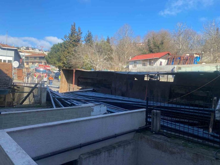 SARIYER’DE FRENİ PATLAYAN DEMİR YÜKLÜ TIR DEVRİLDİ: 1 YARALI