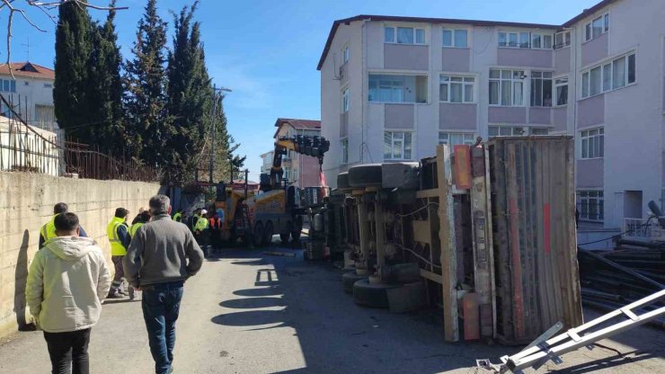 SARIYER’DE FRENİ PATLAYAN DEMİR YÜKLÜ TIR DEVRİLDİ: 1 YARALI