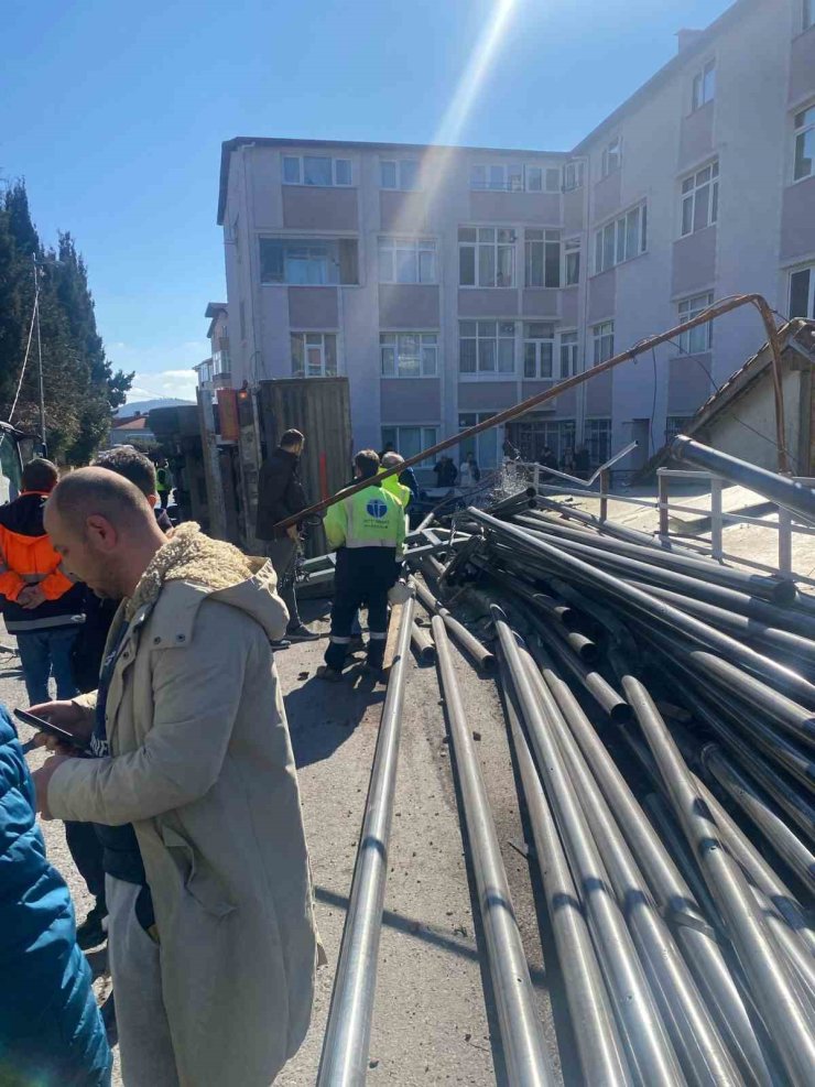 SARIYER’DE FRENİ PATLAYAN DEMİR YÜKLÜ TIR DEVRİLDİ: 1 YARALI