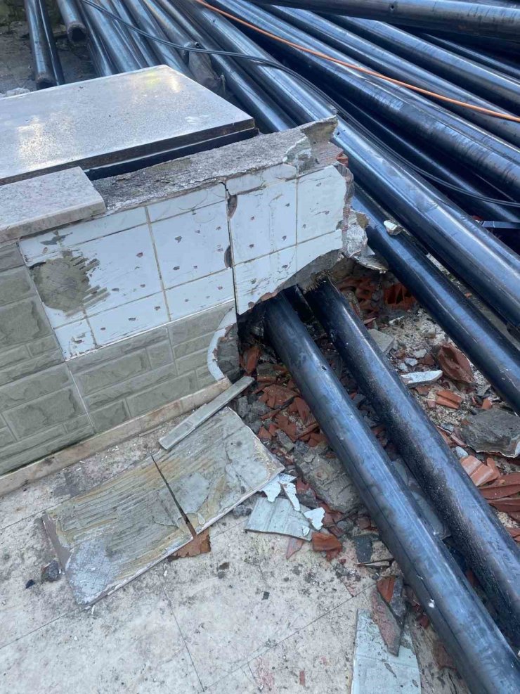 SARIYER’DE FRENİ PATLAYAN DEMİR YÜKLÜ TIR DEVRİLDİ: 1 YARALI