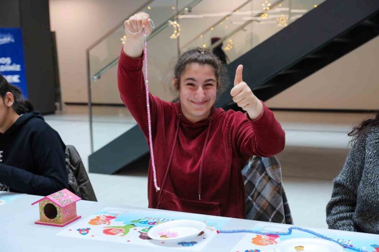 ENGELLİ ÖĞRENCİLER RAMAZAN’A ÖZEL YAPTIKLARI TESBİHLERİ VATANDAŞLARA HEDİYE ETTİ