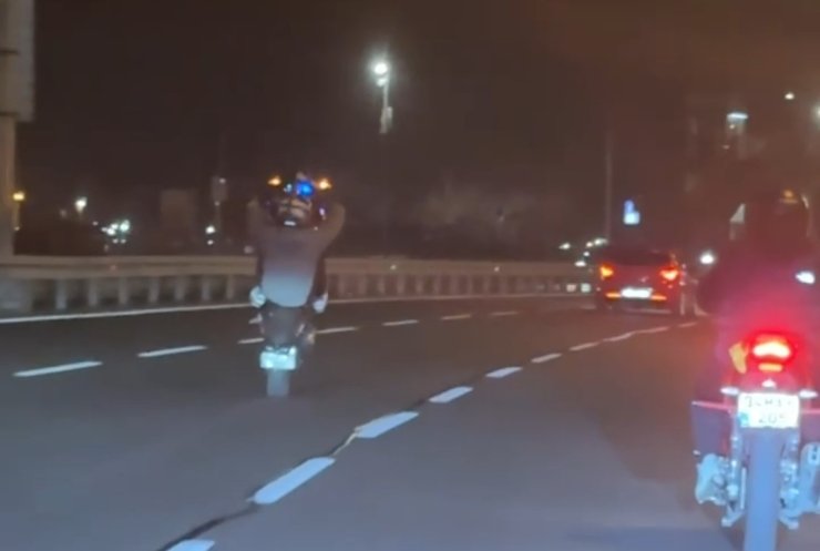 BAKIRKÖY’DE TEHLİKEYE ATAN MOTOSİKLETLİ KAMERADA