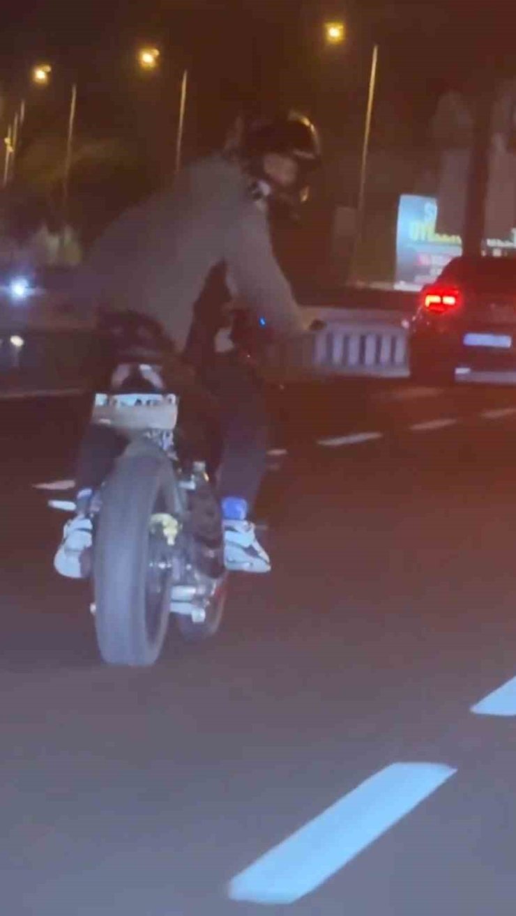 BAKIRKÖY’DE TEHLİKEYE ATAN MOTOSİKLETLİ KAMERADA