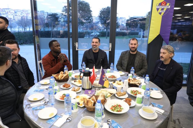 EYÜPSULTAN BELEDİYESİ ASIRLIK ÇINARI EYÜPSPOR’U İFTAR SOFRASINDA AĞIRLADI