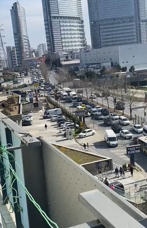 ESENYURT’TA REFÜJE ÇARPAN ARAÇ TERS DÖNDÜ: SÜRÜCÜ YARA ALMADAN KURTULDU