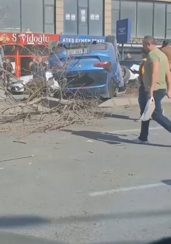 ESENYURT’TA REFÜJE ÇARPAN ARAÇ TERS DÖNDÜ: SÜRÜCÜ YARA ALMADAN KURTULDU