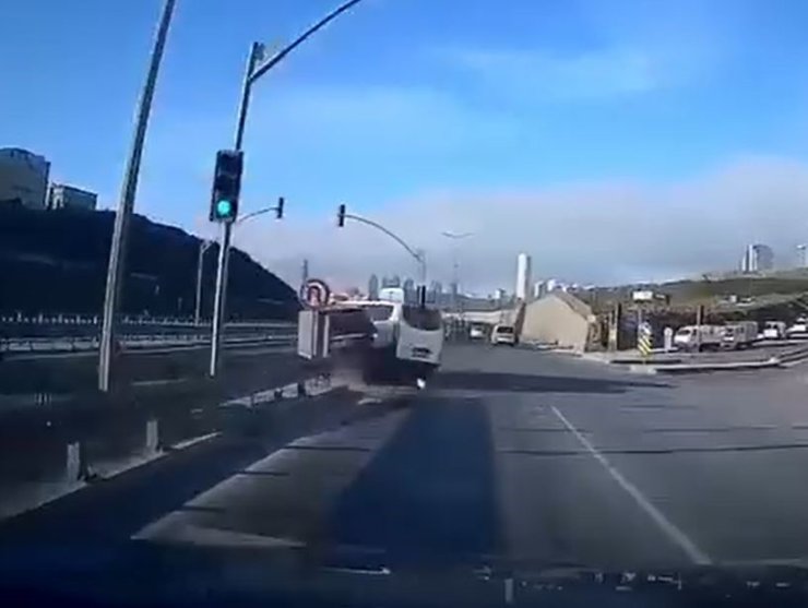 ESENYURT’TA YASAK YERDEN DÖNÜŞ YAPMAYA ÇALIŞAN SÜRÜCÜ KAZAYA NEDEN OLDU: O ANLAR KAMERADA