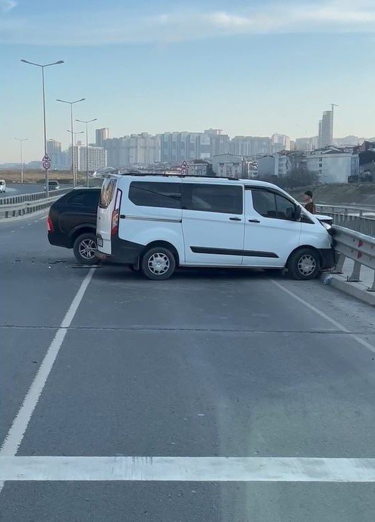 ESENYURT’TA YASAK YERDEN DÖNÜŞ YAPMAYA ÇALIŞAN SÜRÜCÜ KAZAYA NEDEN OLDU: O ANLAR KAMERADA