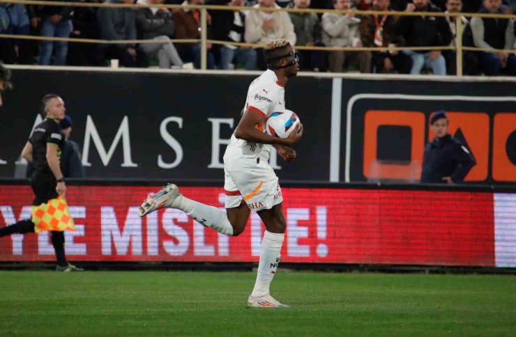 VİCTOR OSİMHEN LİGDEKİ GOL SAYISINI 17 YAPTI