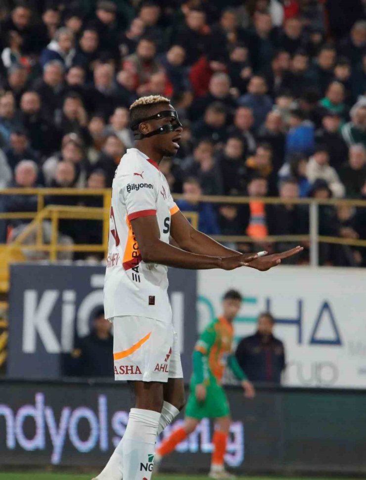 VİCTOR OSİMHEN LİGDEKİ GOL SAYISINI 17 YAPTI