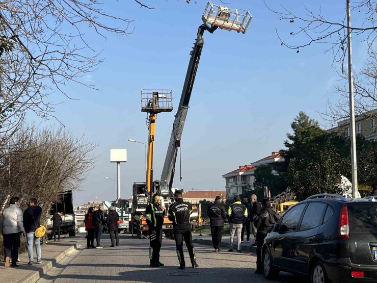 BAHÇELİEVLER’DE VİNÇ SEPETİNDEN DÜŞEN 4 İŞÇİ YARALANDI