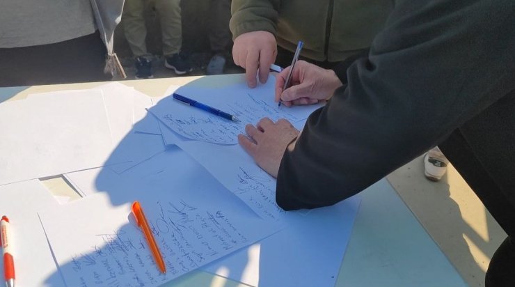 SULTANGAZİ’DE MAHALLE SAKİNLERİNDEN İBB’YE MEZARLIK TEPKİSİ