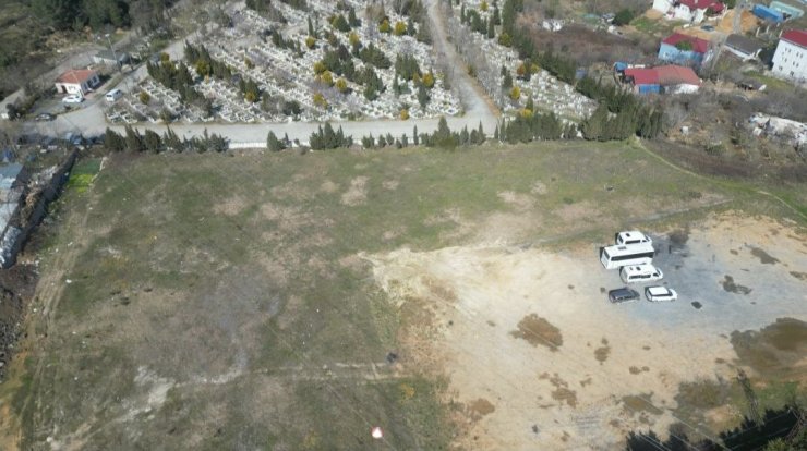 SULTANGAZİ’DE MAHALLE SAKİNLERİNDEN İBB’YE MEZARLIK TEPKİSİ