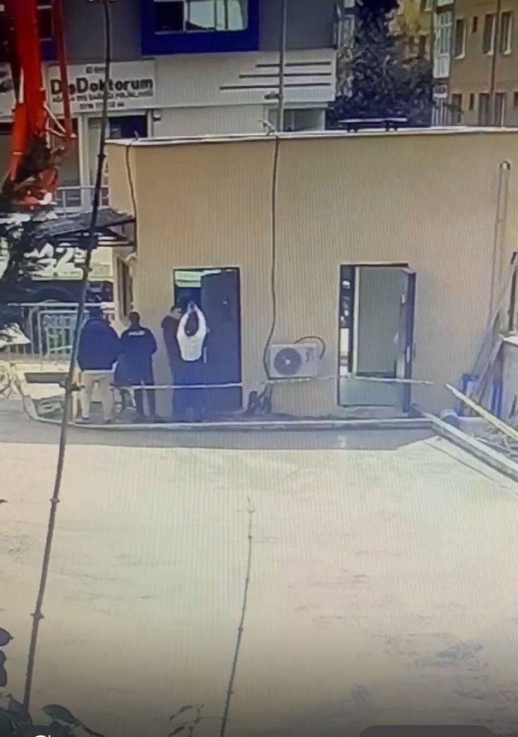 ATAŞEHİR’DE POLİS MERKEZİNDE ARBEDE: KADIN ŞAHIS POLİS MEMURUNA SALDIRDI